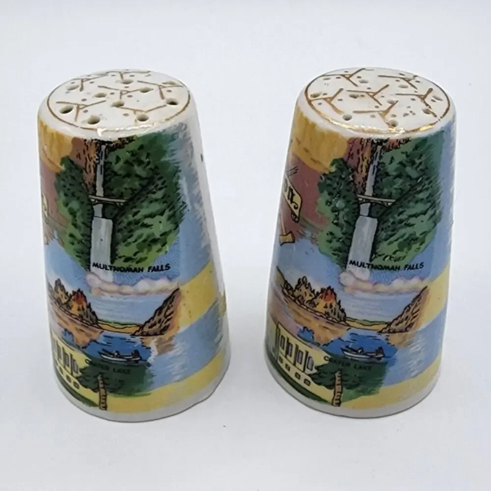 Vintage Set of 2 Thrifco Ceramic Souvenir State of Oregon Salt & Pepper Shakers